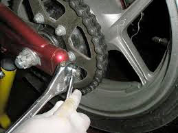▷ Mantenimiento de la cadena de moto: engrase, tensado, limpieza y cambio